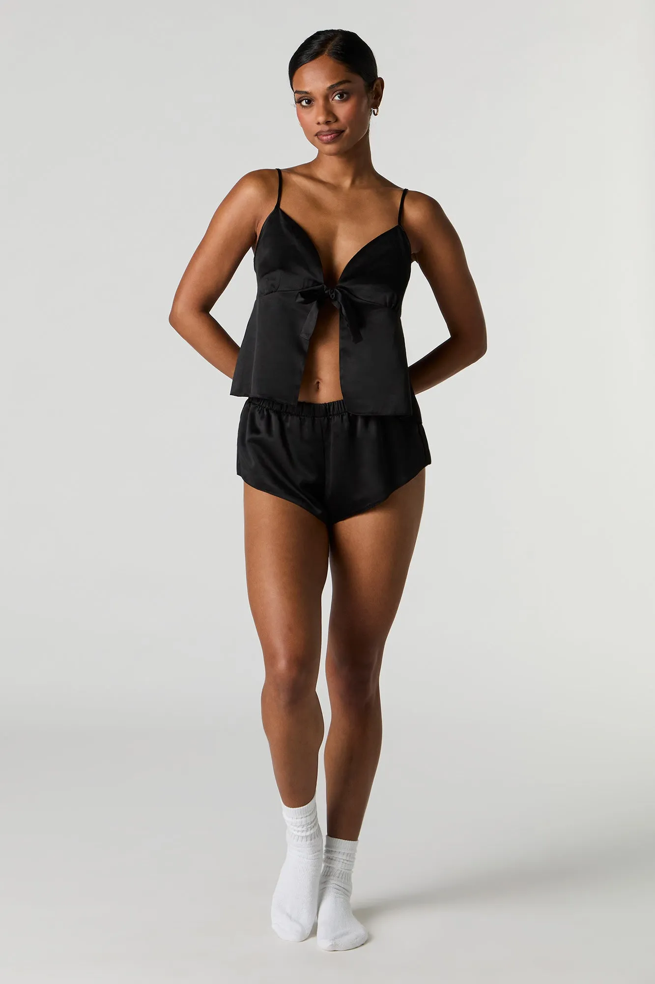 Ensemble pyjama avec débardeur de style nuisette et short en satin