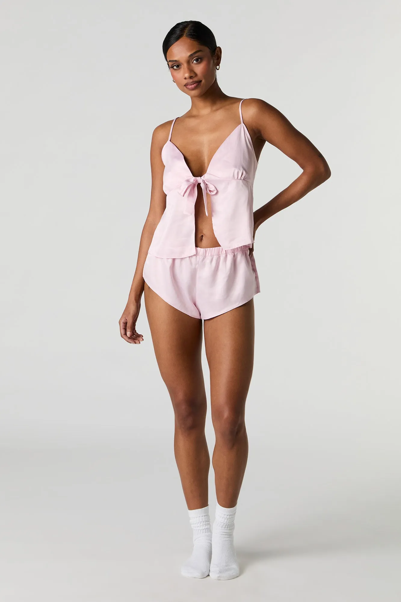 Ensemble pyjama avec débardeur de style nuisette et short en satin