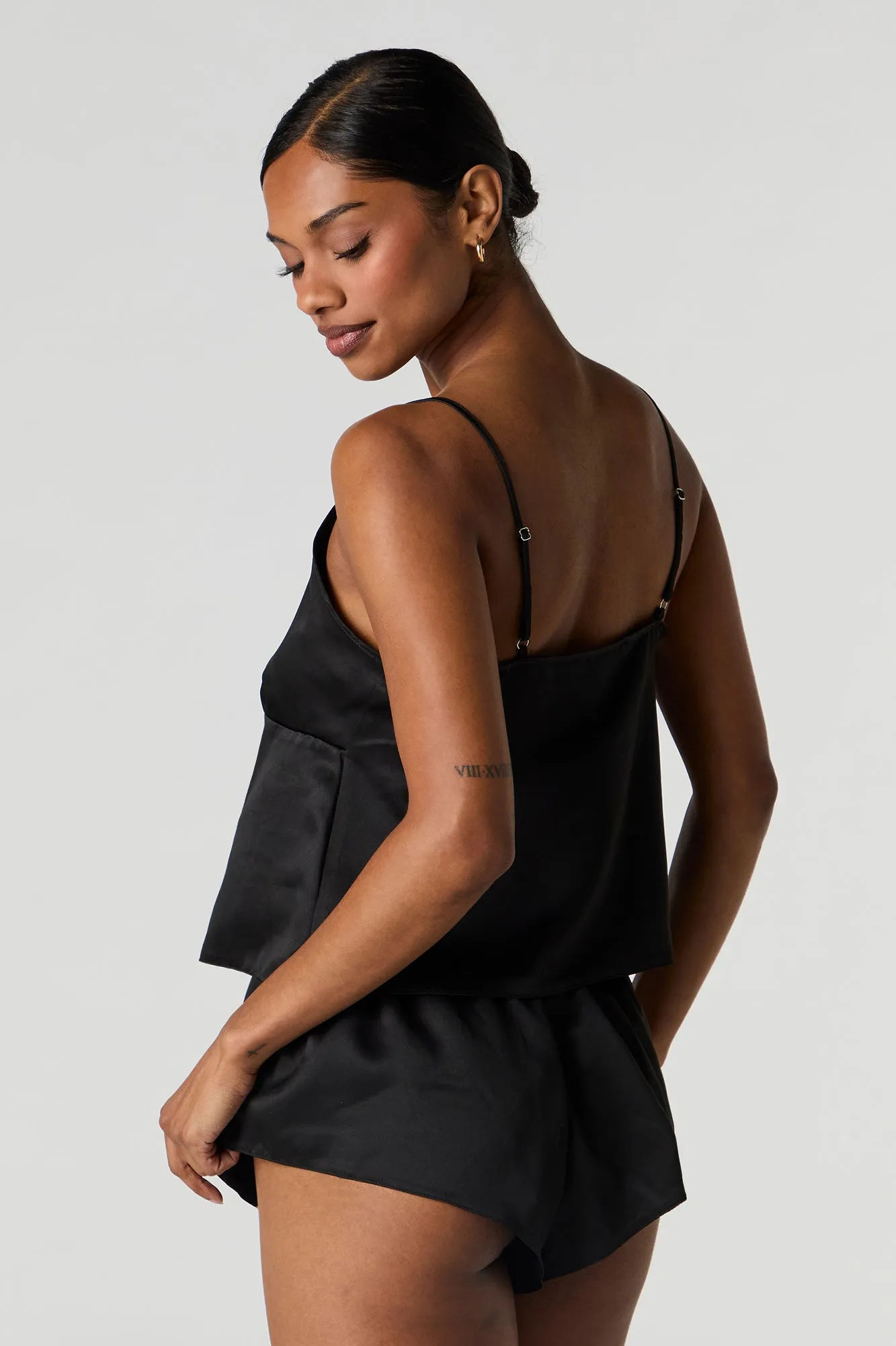 Ensemble pyjama avec débardeur de style nuisette et short en satin
