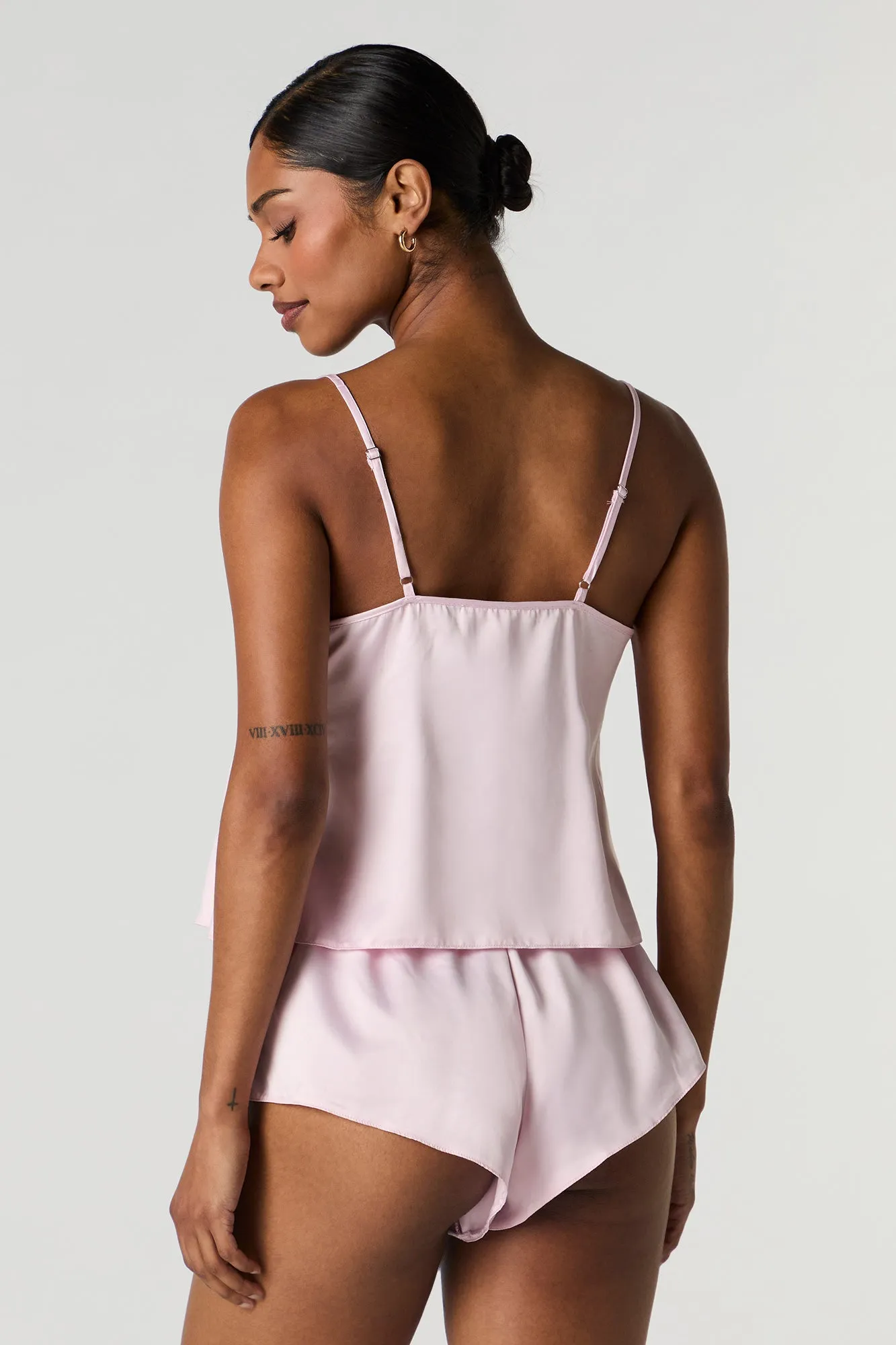 Ensemble pyjama avec débardeur de style nuisette et short en satin