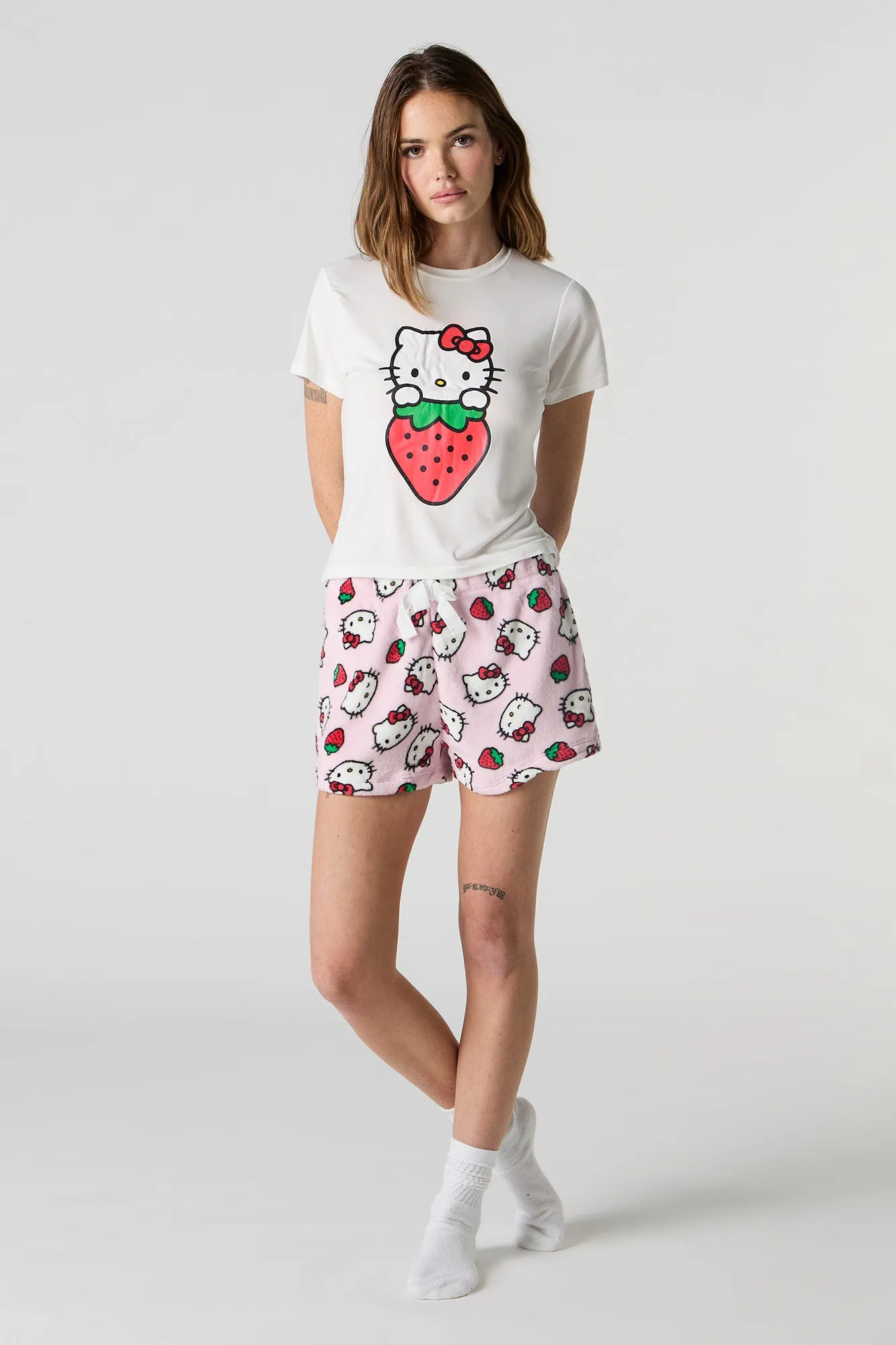 Ensemble pyjama avec t-shirt et short en peluche à imprimé Hello Kitty & Friends