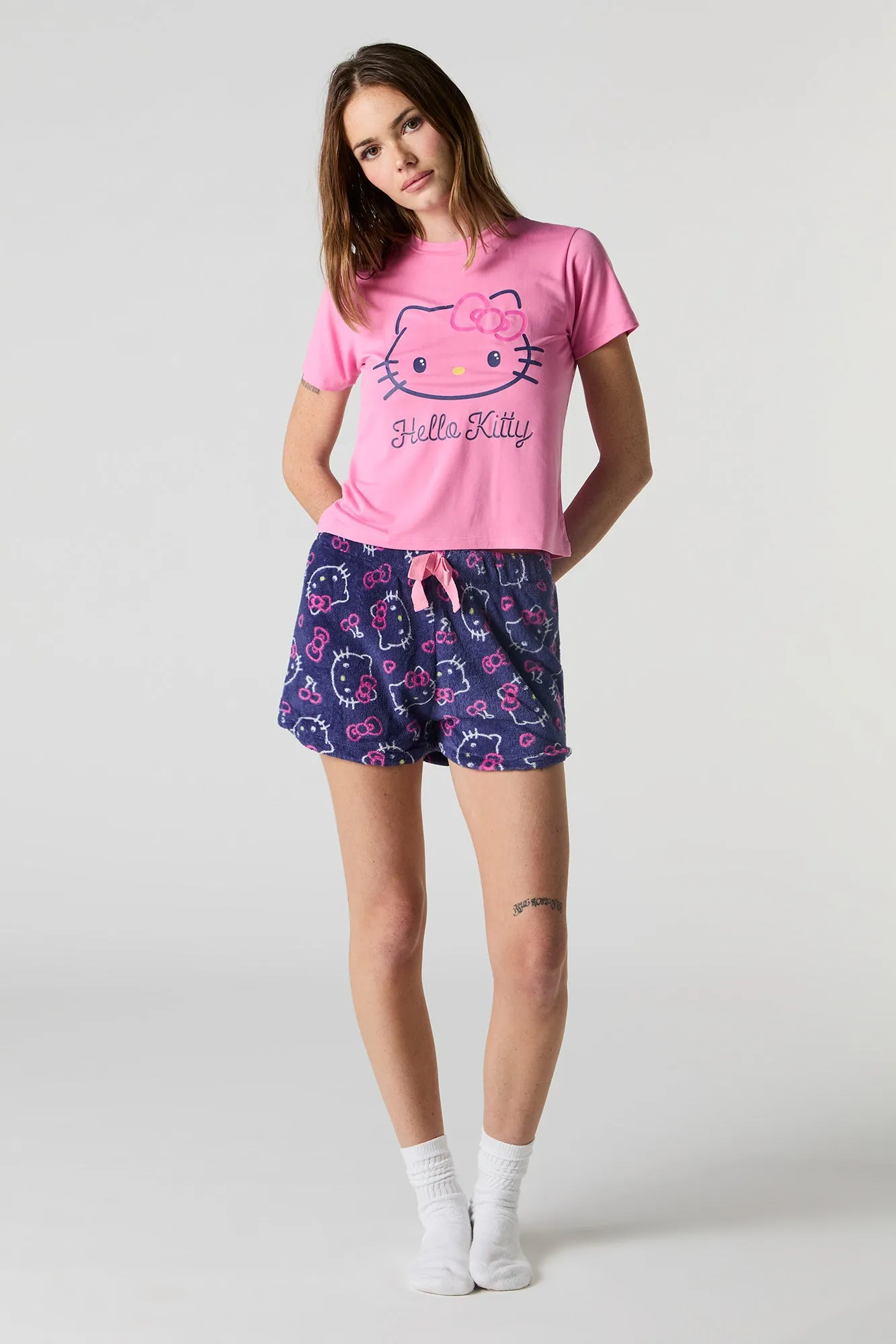 Ensemble pyjama avec t-shirt et short en peluche à imprimé Hello Kitty & Friends