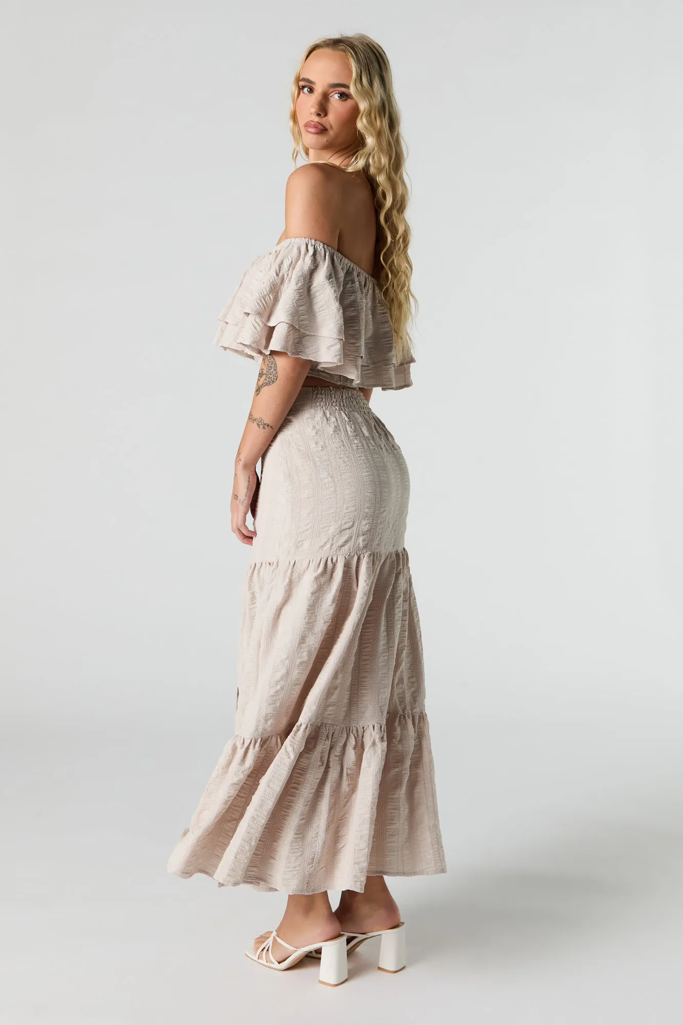 Jupe maxi texturée avec fente et étagée
