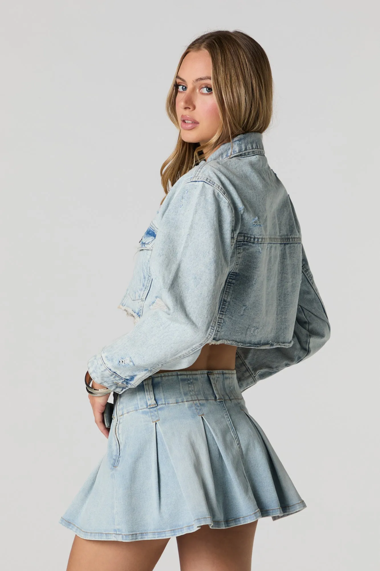 Minijupe-short plissée en denim avec ceinture