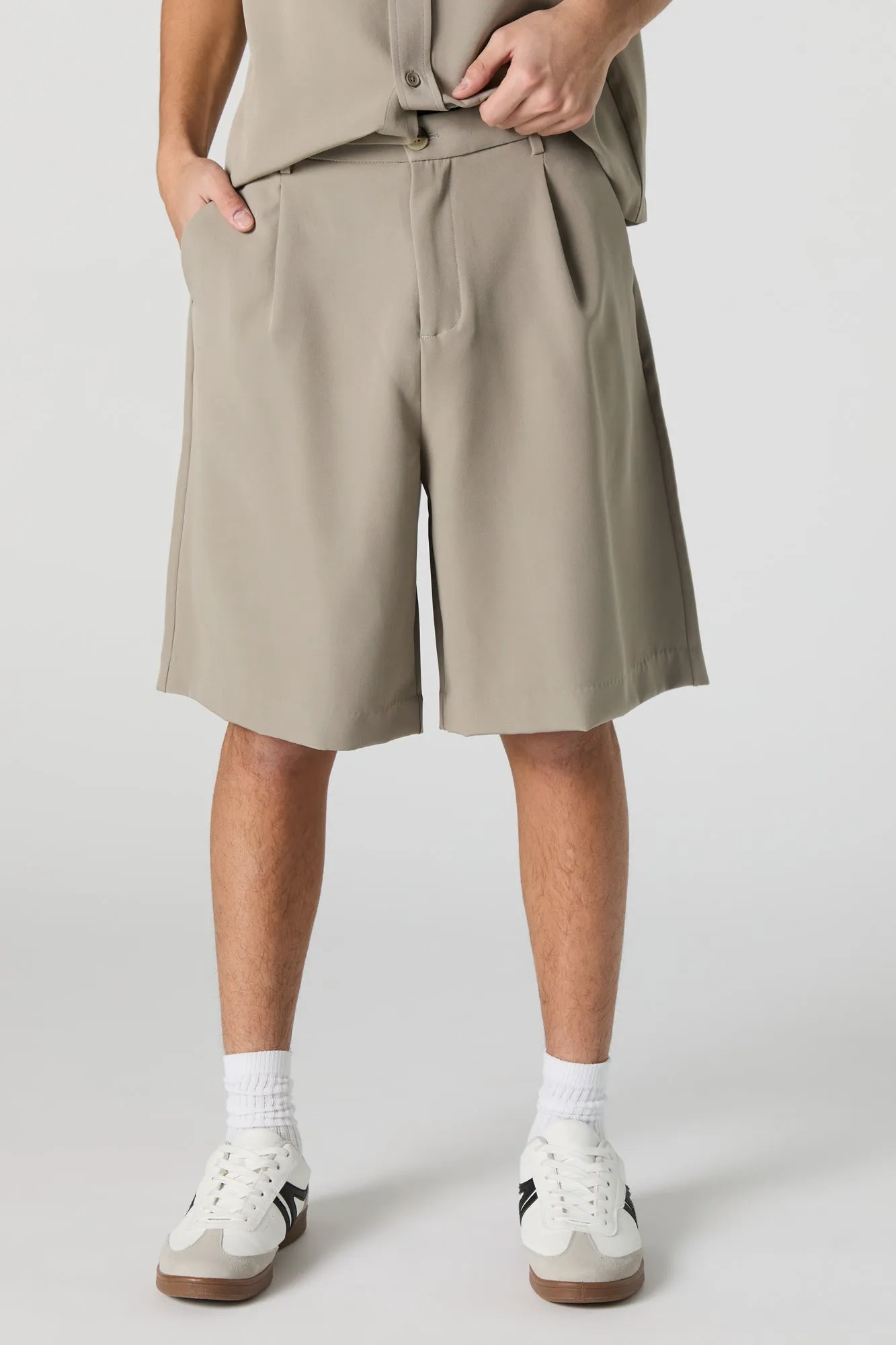 Short ajusté plissé
