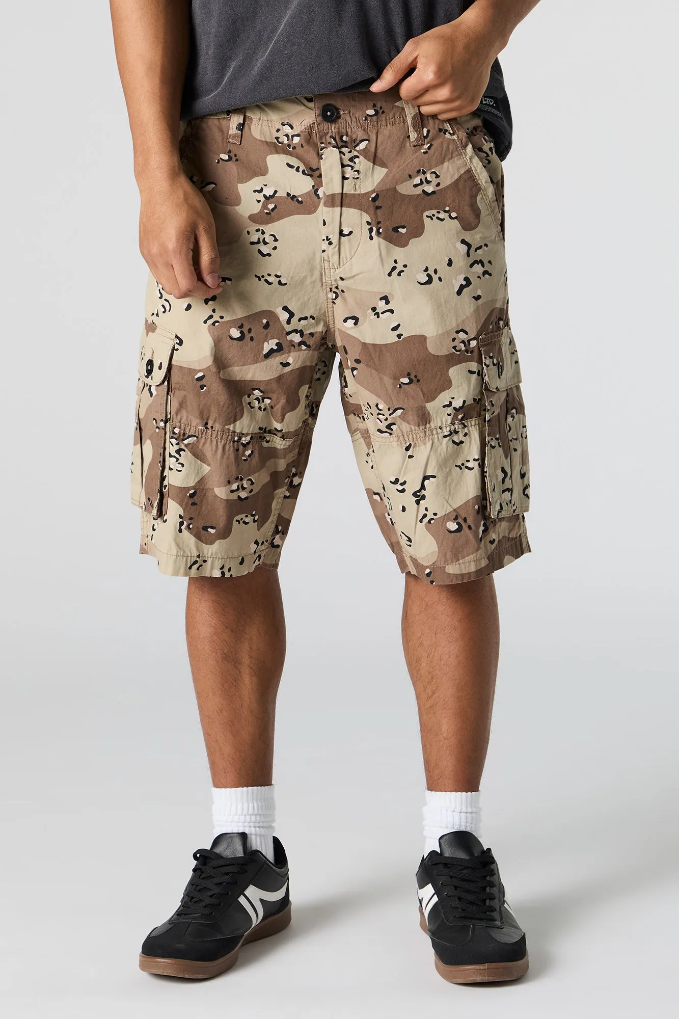 Short cargo avec motif camouflage
