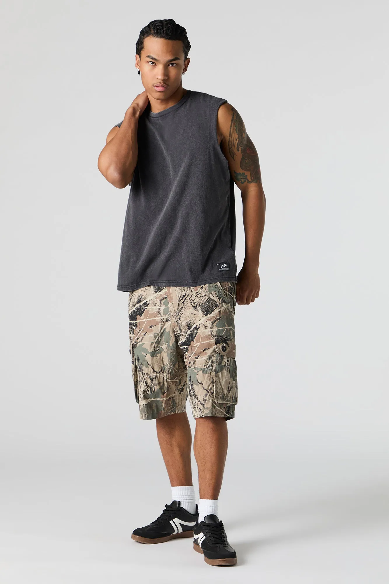 Short cargo avec motif camouflage