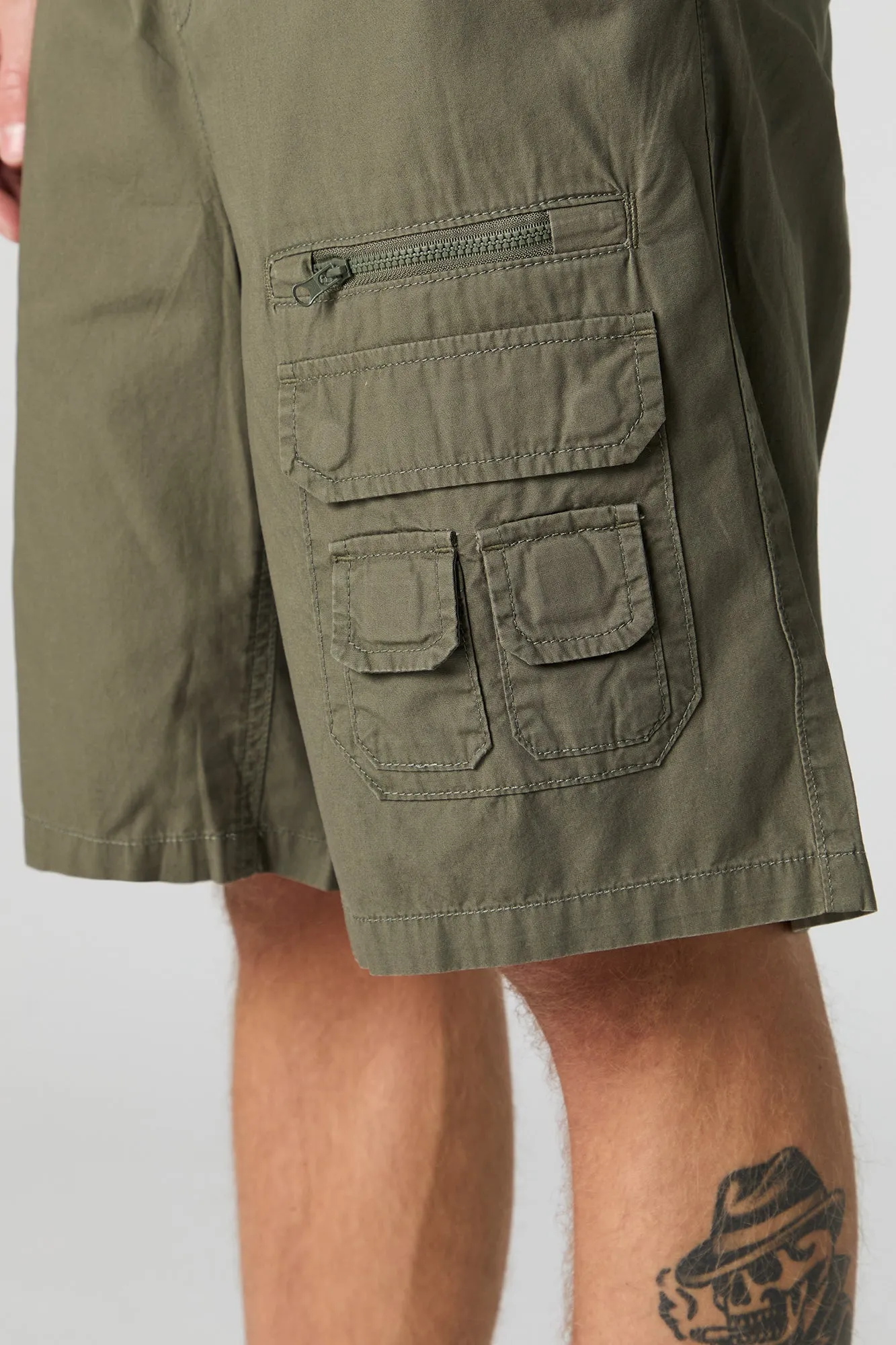 Short cargo avec poches à fermeture à glissière et taille coulissante