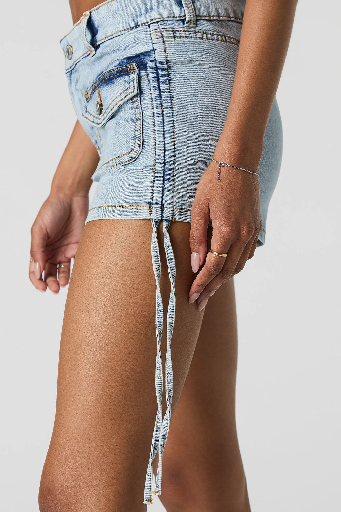 Short cargo en denim avec attaches latérales
