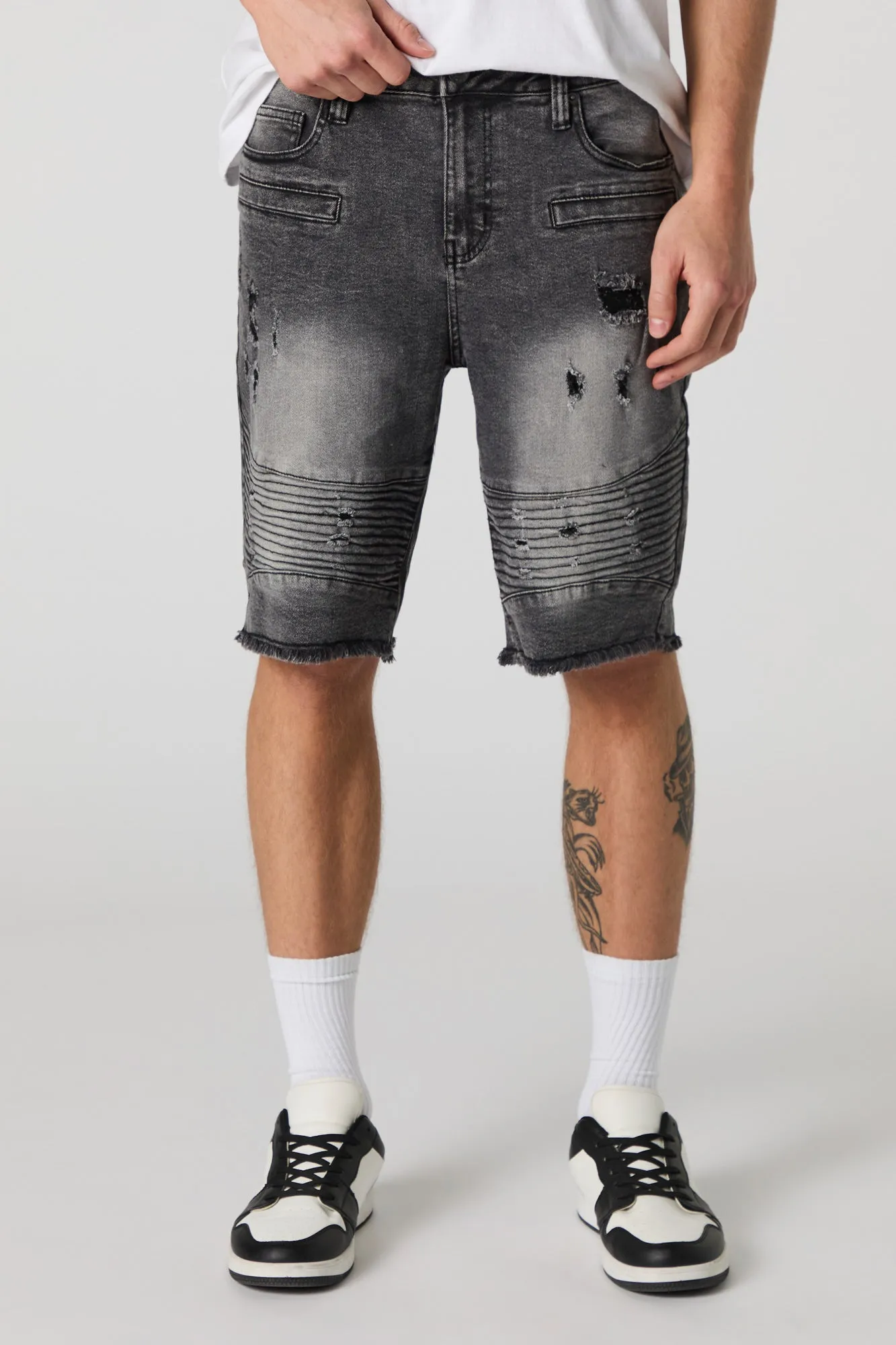 Short de style moto en denim d'aspect usé