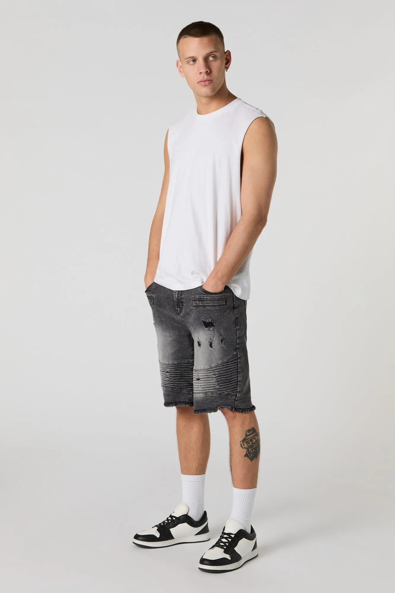 Short de style moto en denim d'aspect usé