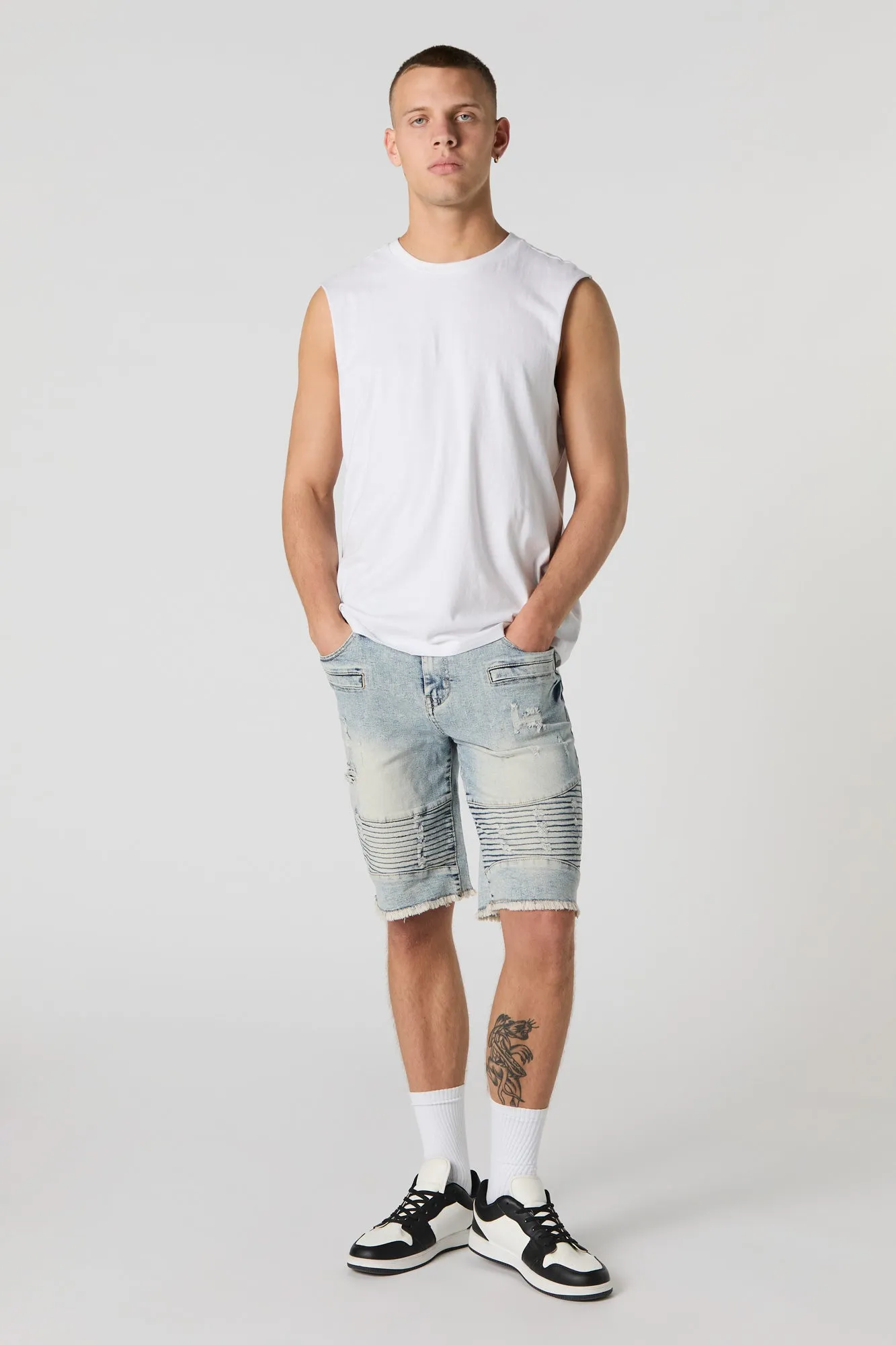 Short de style moto en denim d'aspect usé
