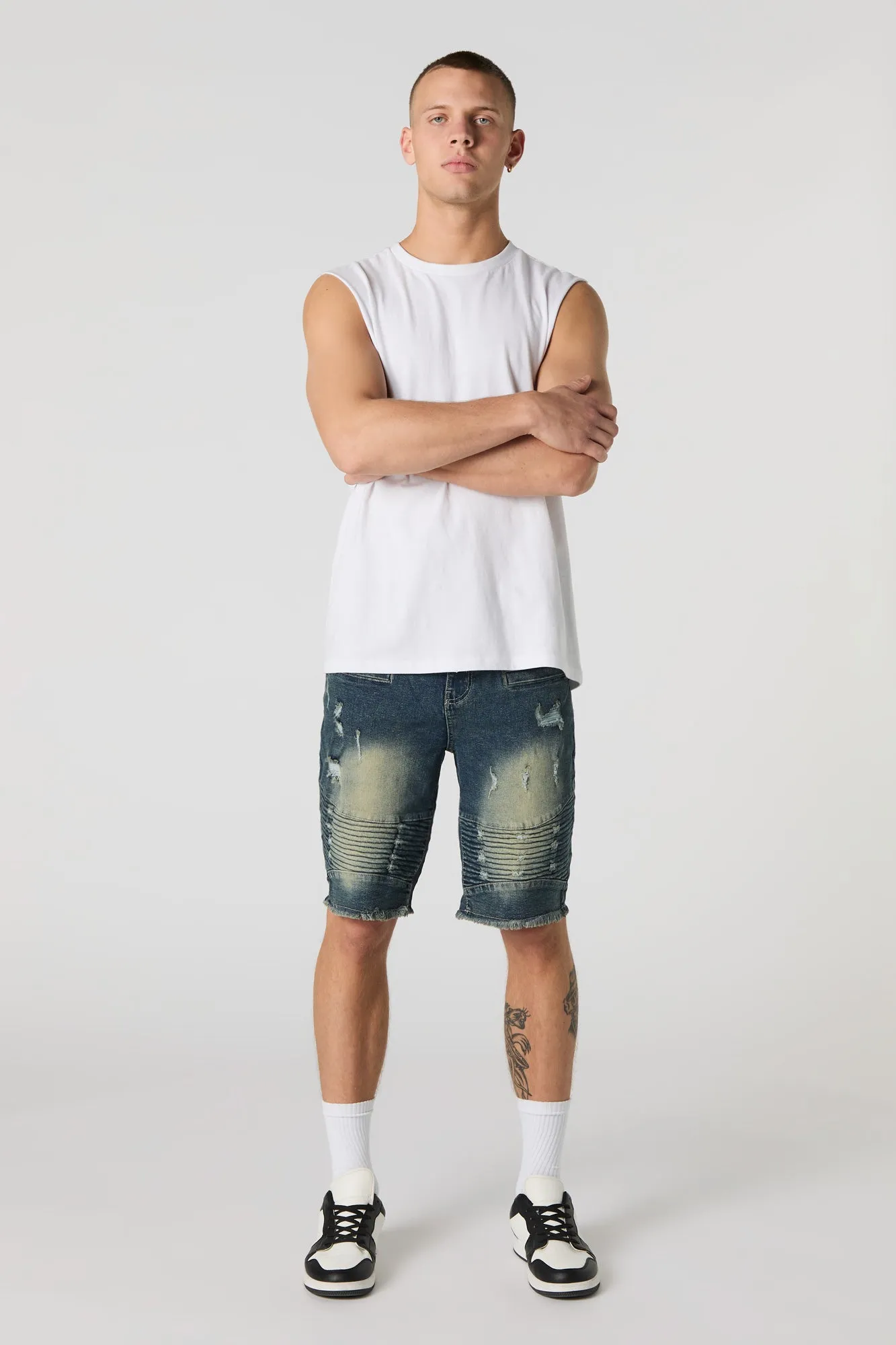 Short de style moto en denim d'aspect usé