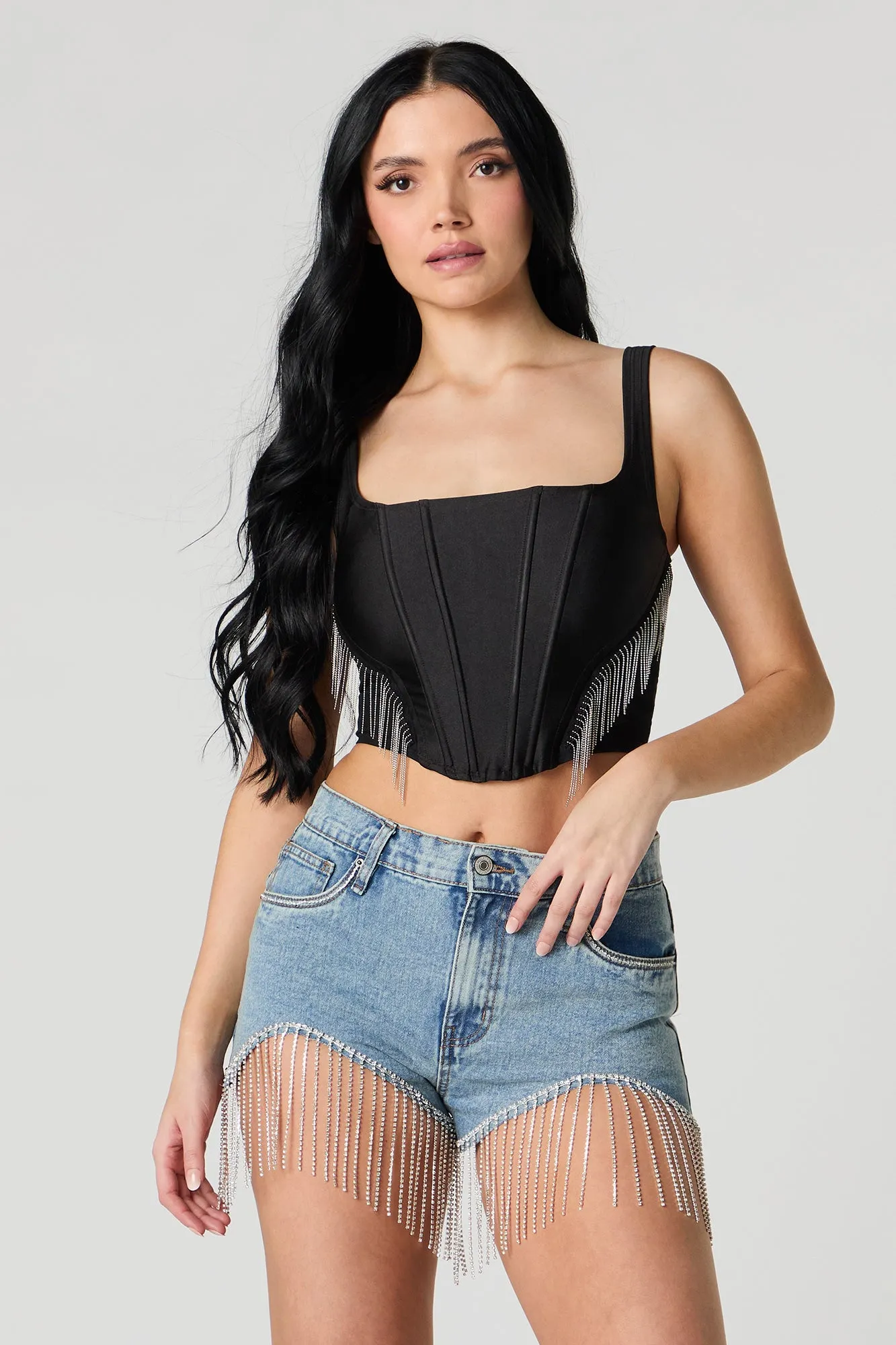 Short en denim avec franges, pierres du Rhin et ourlet arrondi