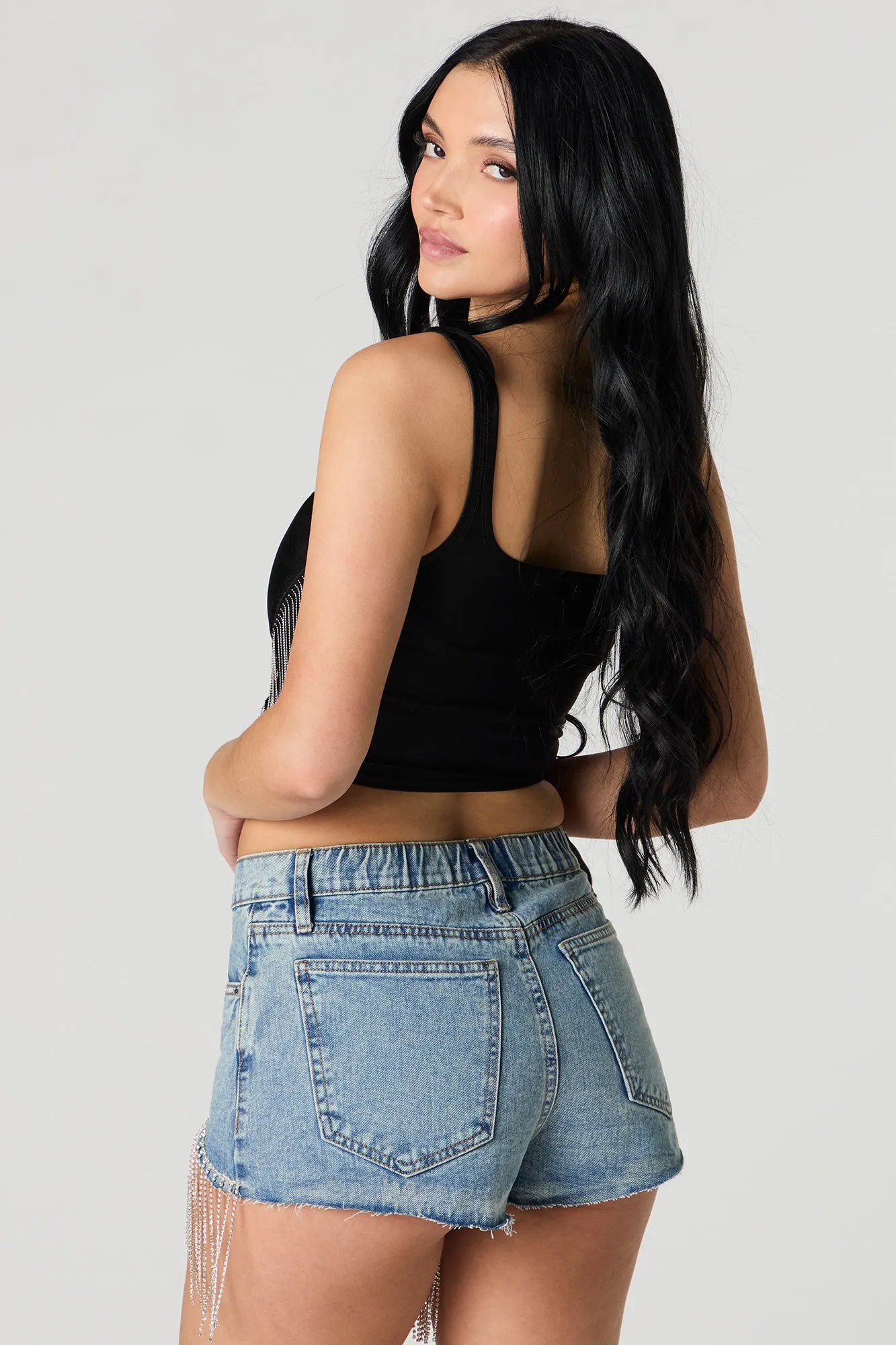 Short en denim avec franges, pierres du Rhin et ourlet arrondi