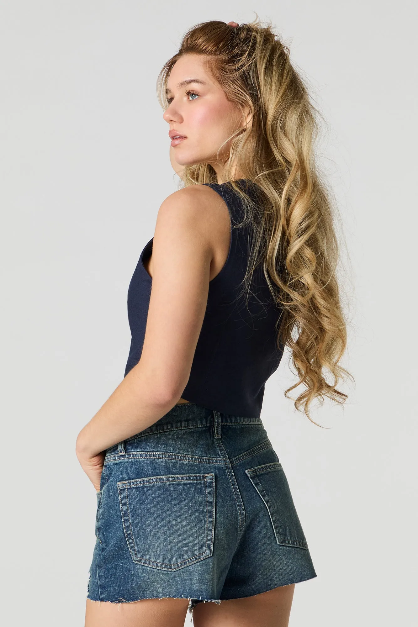 Short en denim d'aspect usé délavé foncé vintage