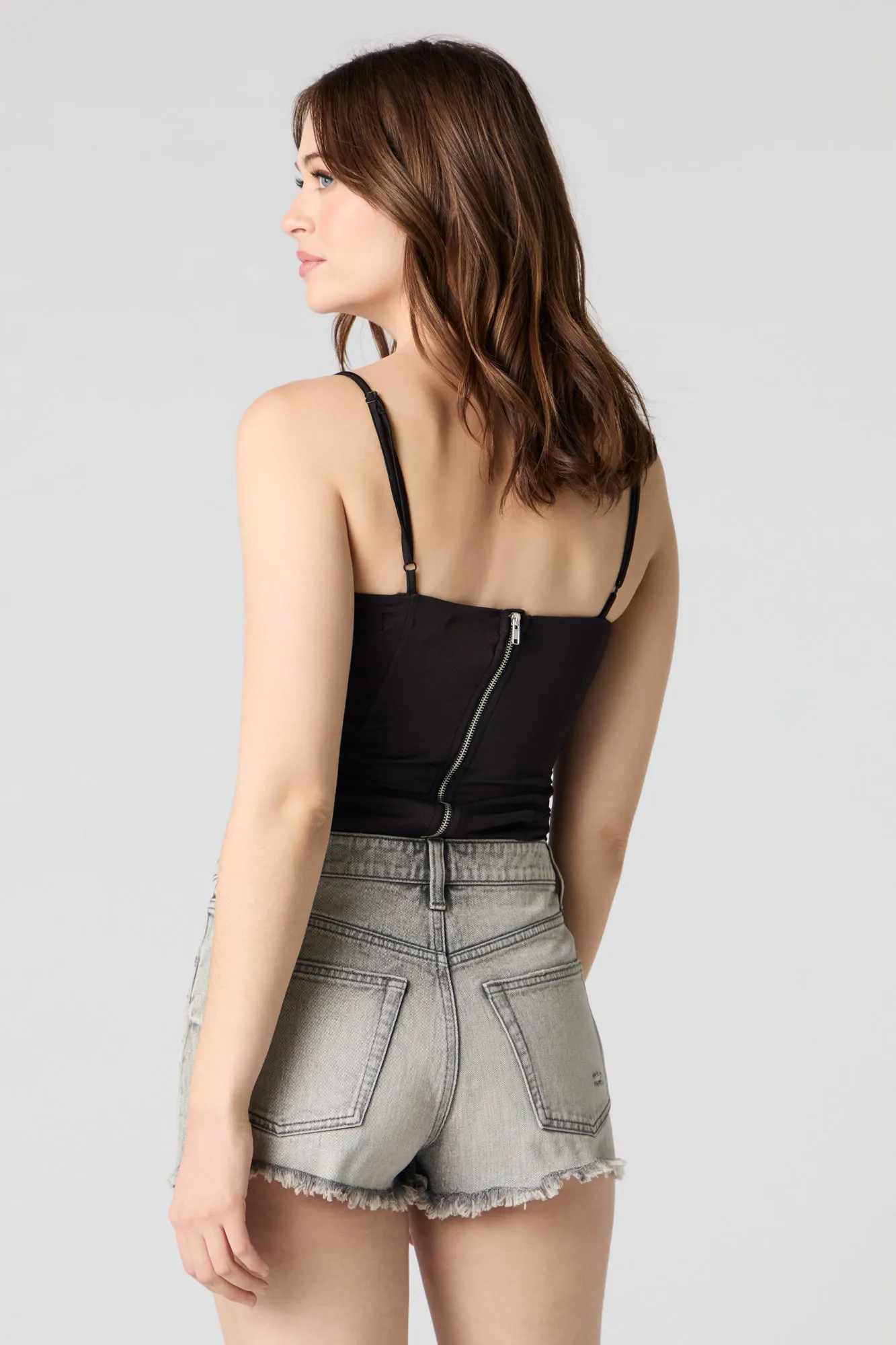 Short en denim d'aspect usé délavé gris