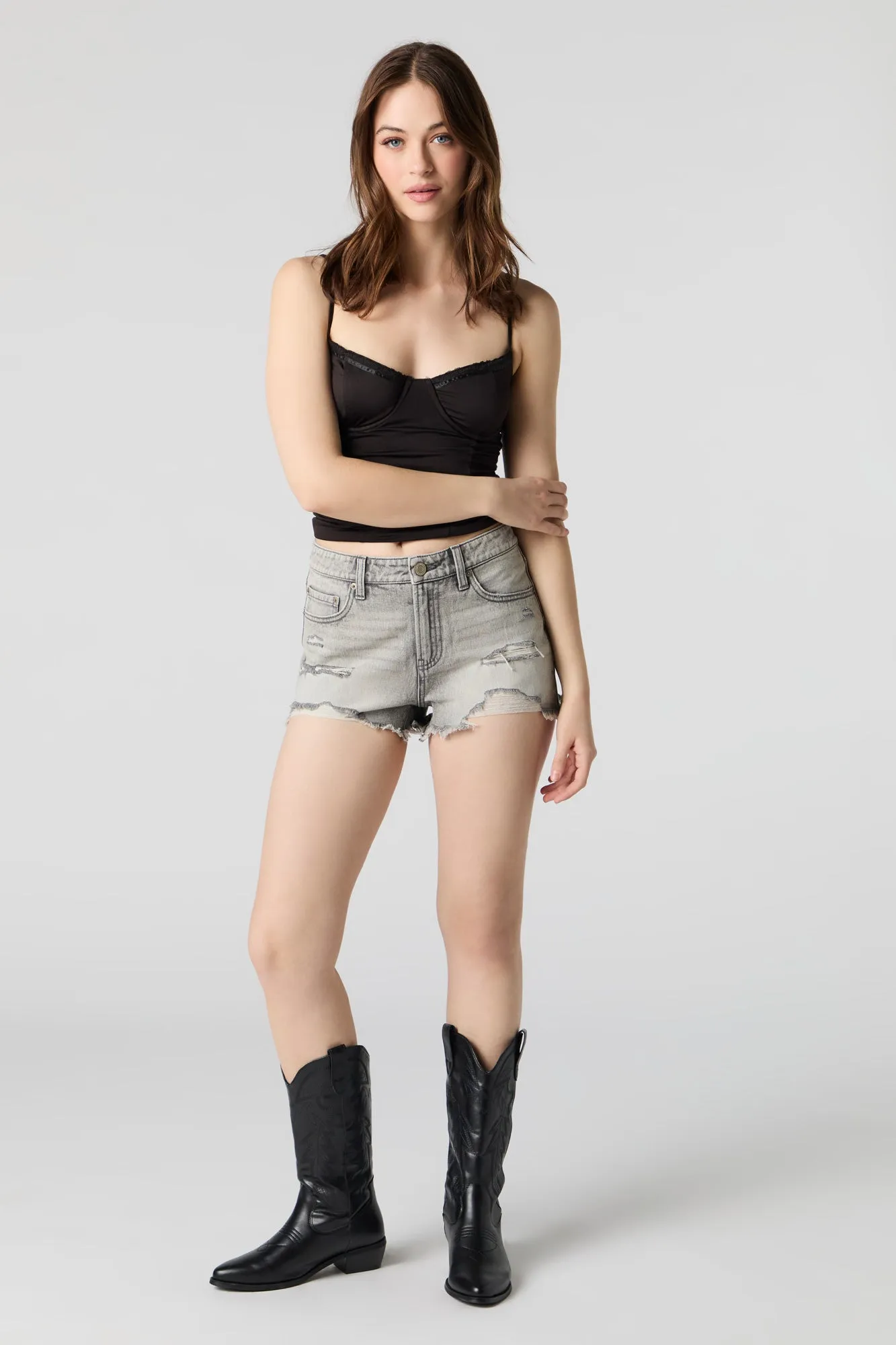 Short en denim d'aspect usé délavé gris