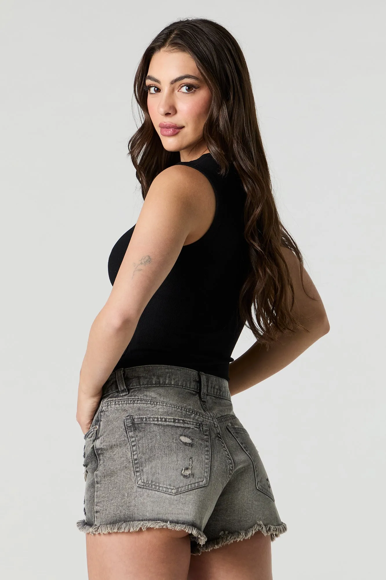 Short en denim d'aspect usé délavé gris