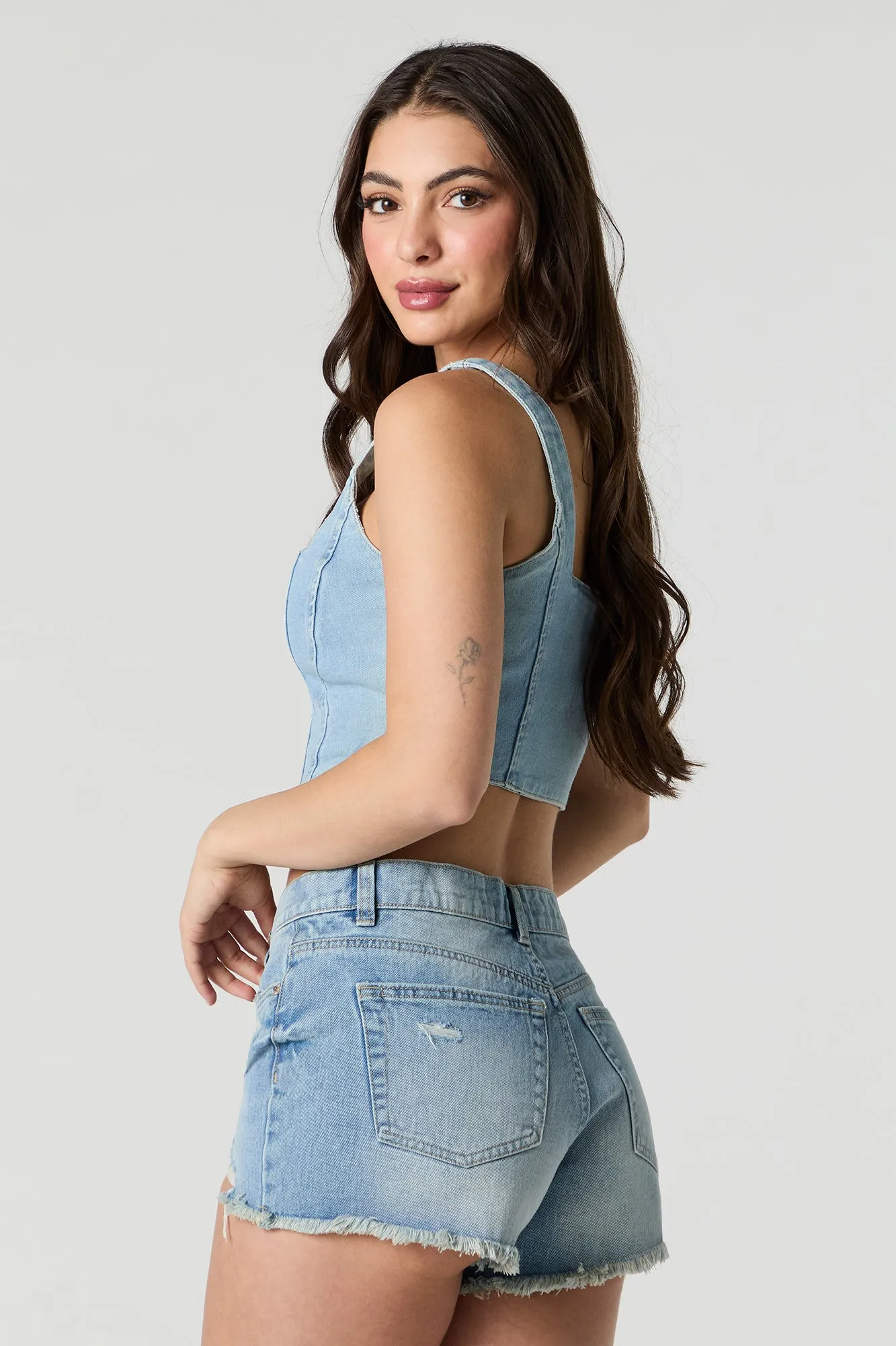 Short en denim d'aspect usé délavé moyen
