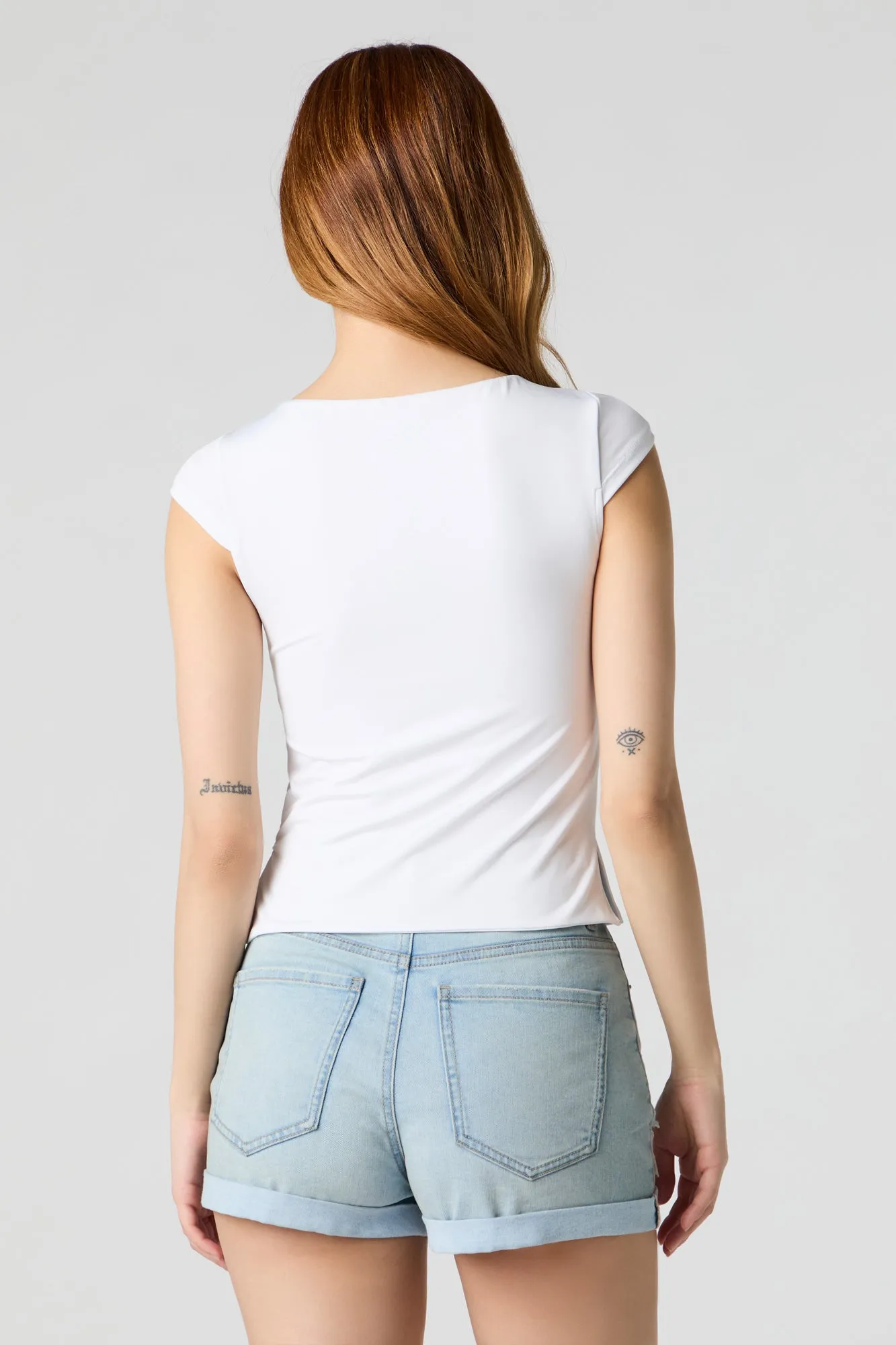 Short en denim d'aspect usé délavé pâle à taille haute