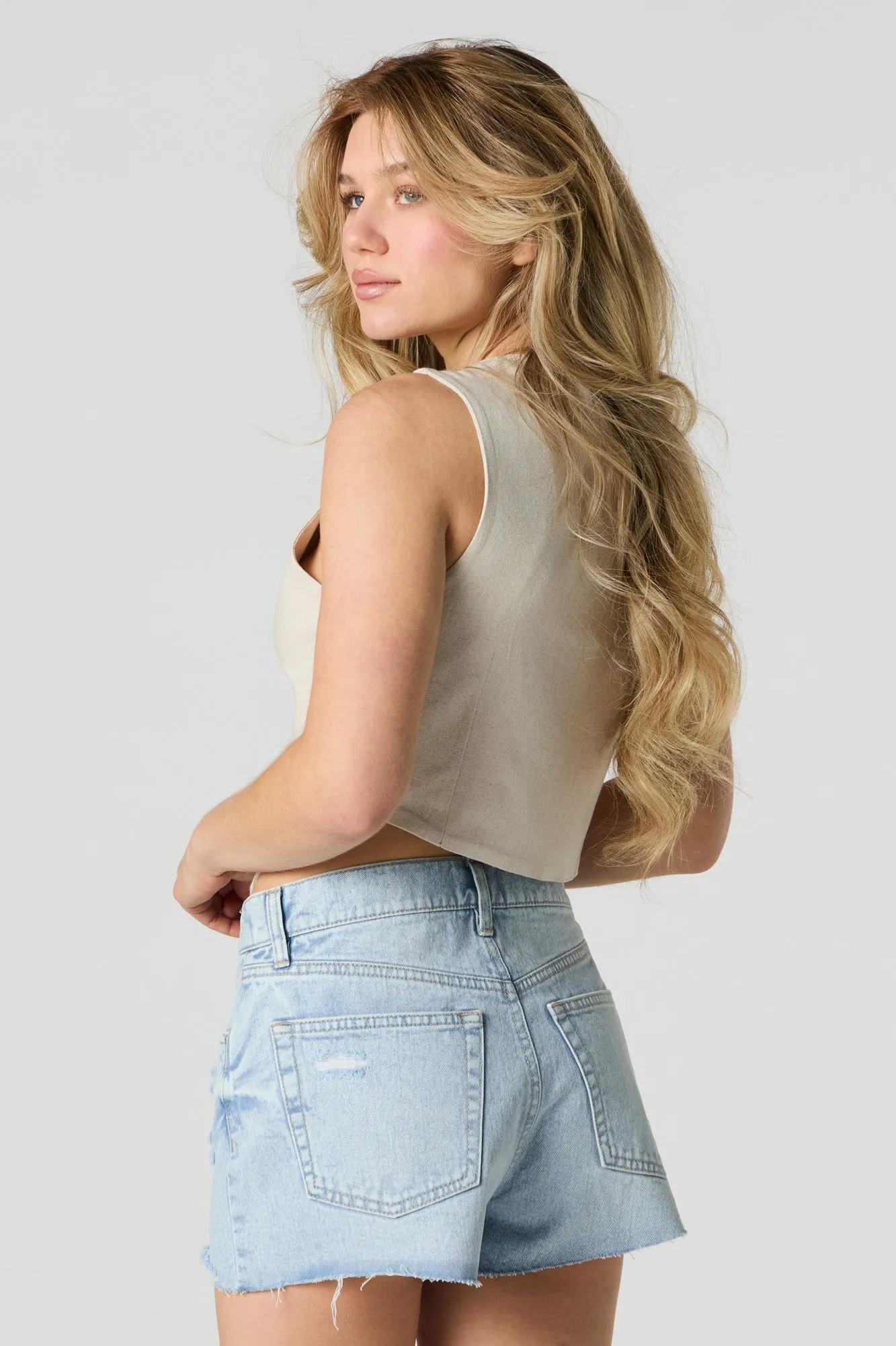 Short en denim d'aspect usé délavé pâle