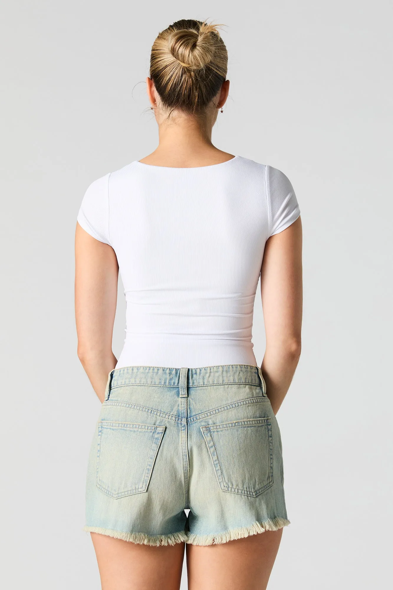 Short en denim rigide d'aspect usé délavé pâle vintage