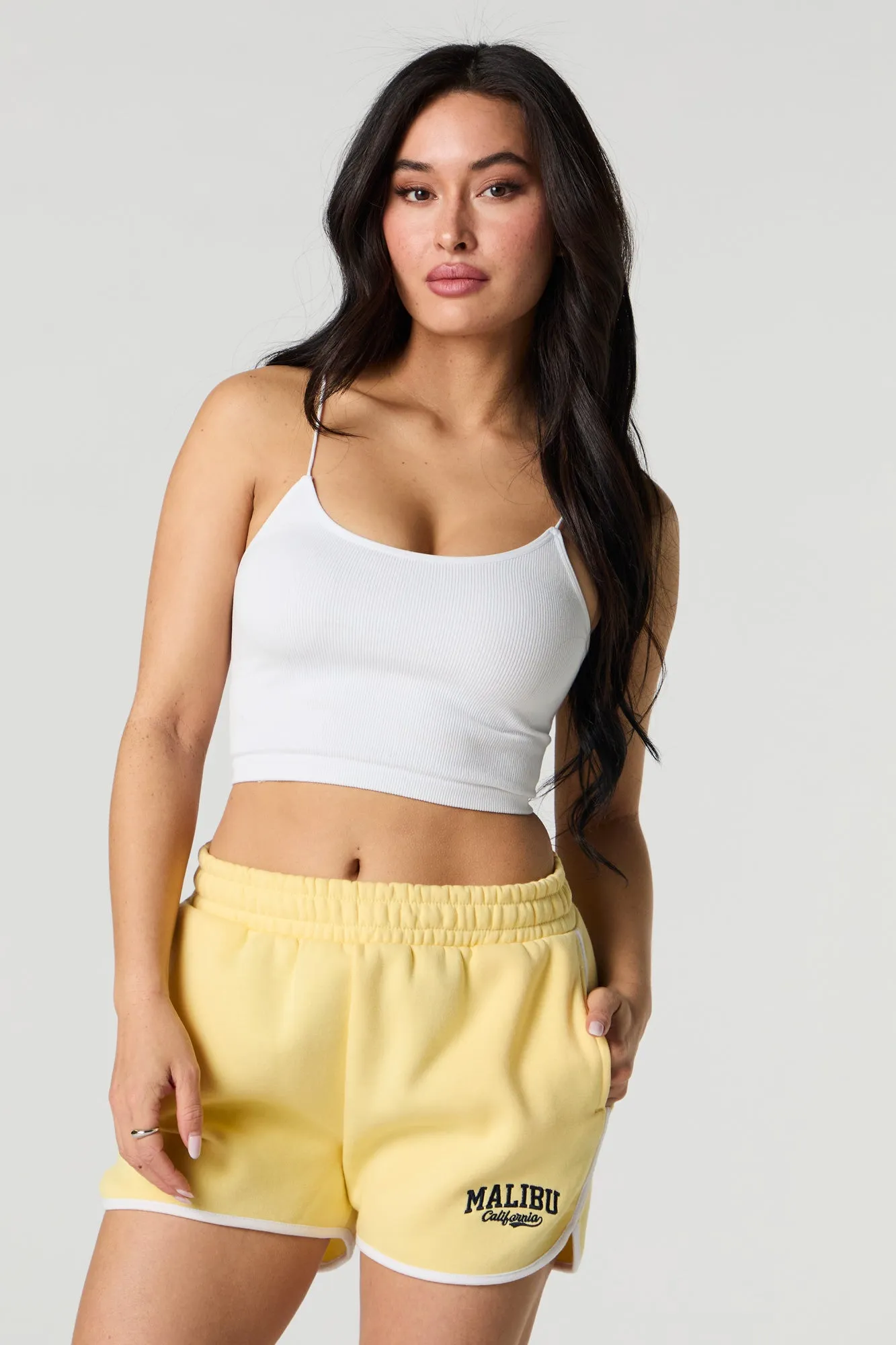 Short en molleton avec motif brodé et ourlet arrondi