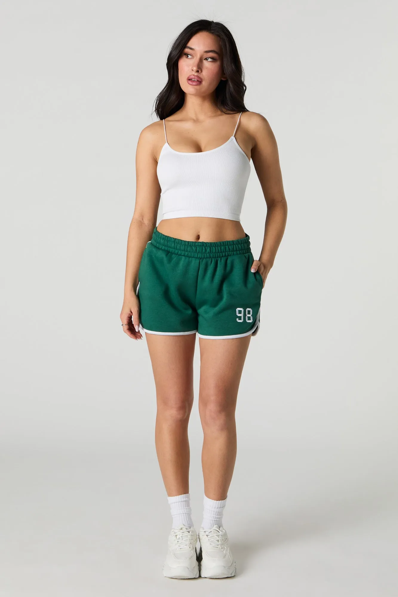 Short en molleton avec motif brodé et ourlet arrondi