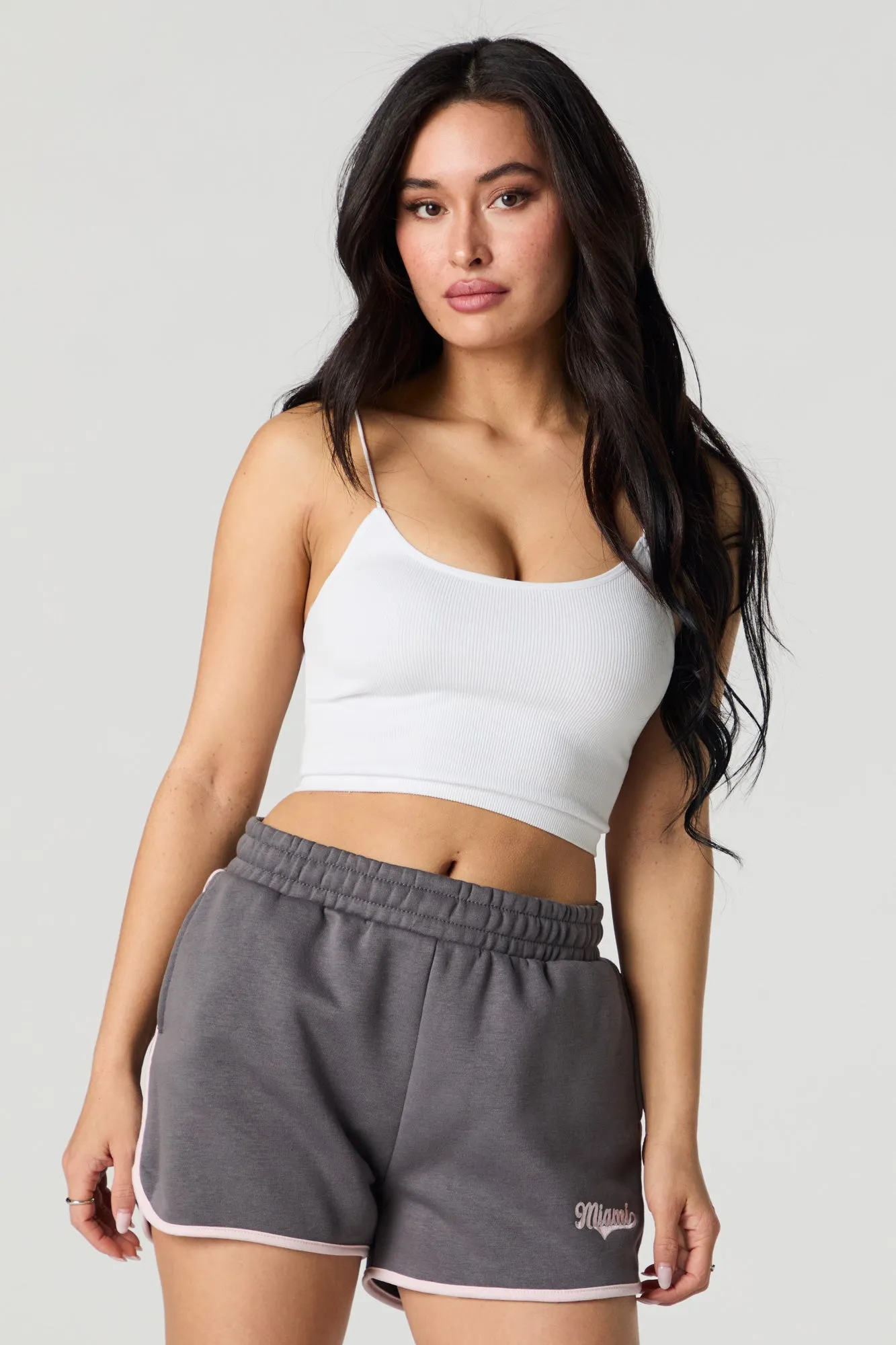 Short en molleton avec motif brodé et ourlet arrondi