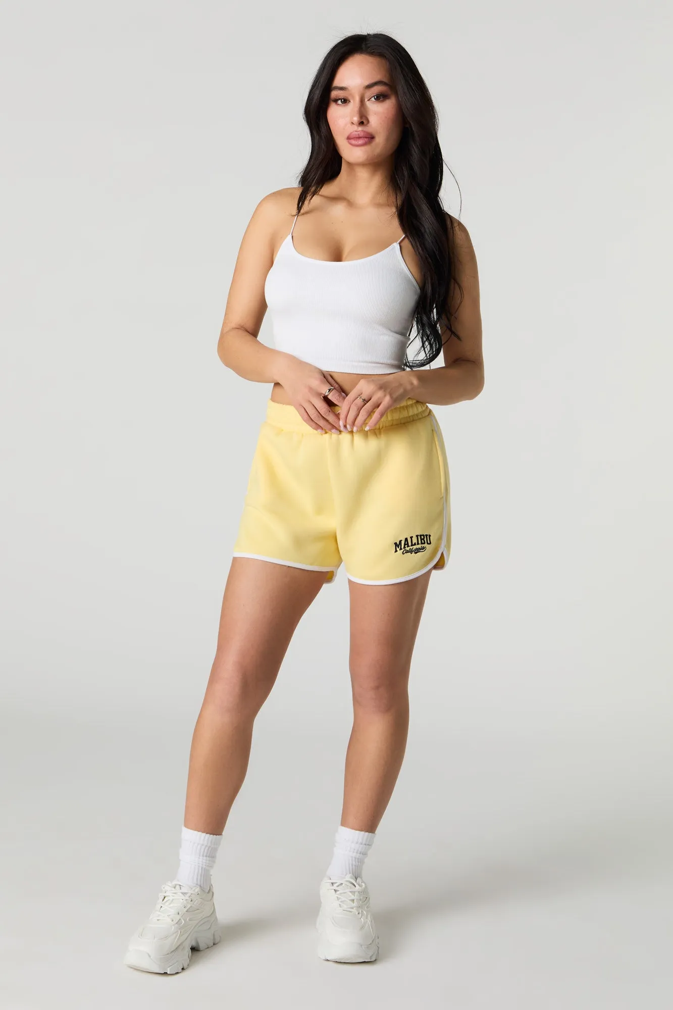 Short en molleton avec motif brodé et ourlet arrondi
