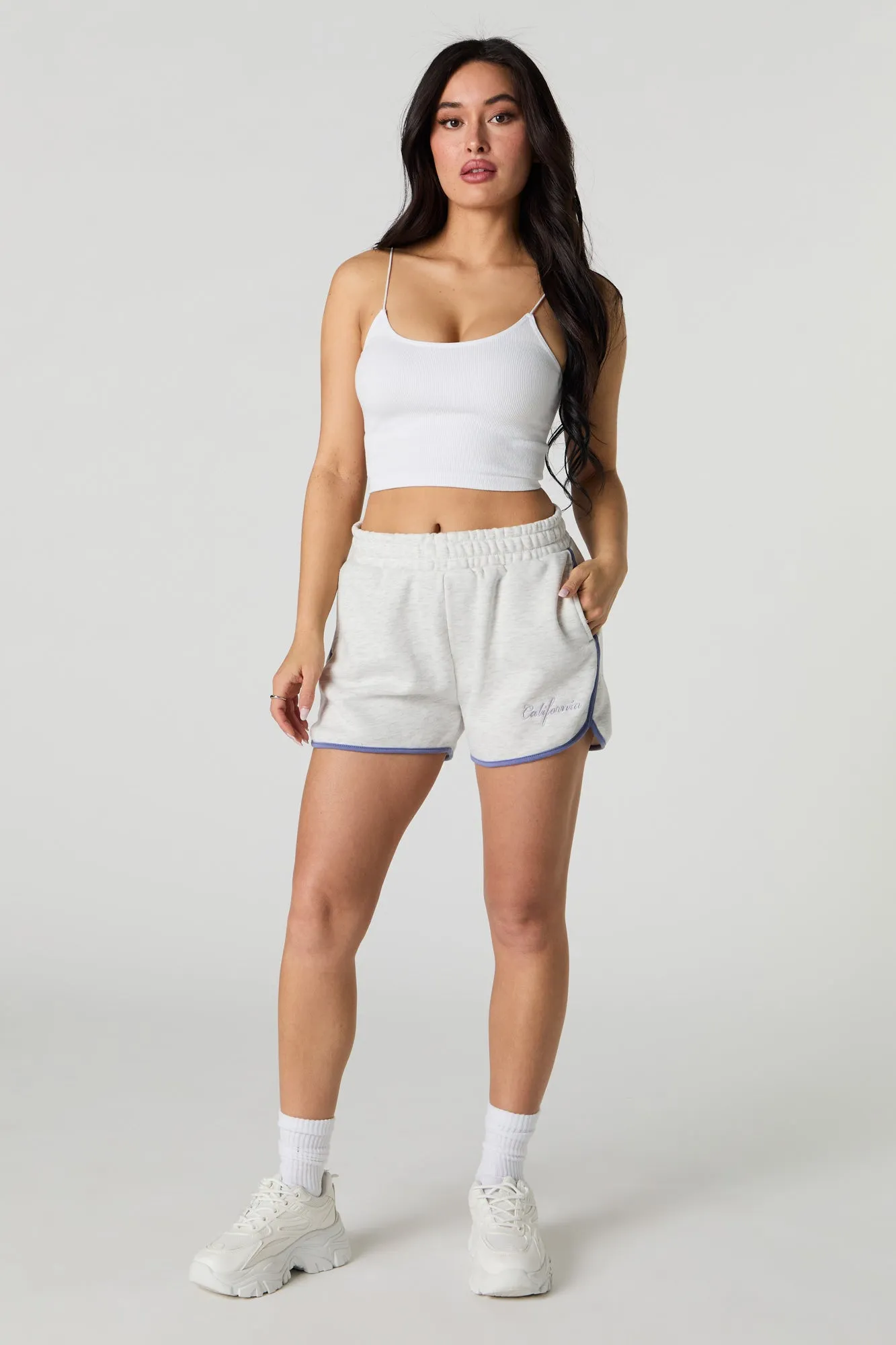 Short en molleton avec motif brodé et ourlet arrondi