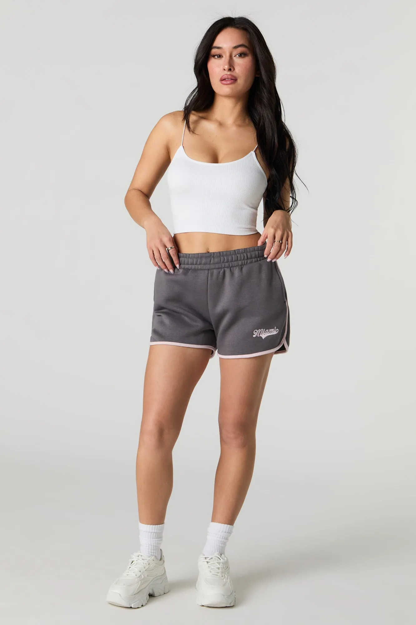 Short en molleton avec motif brodé et ourlet arrondi