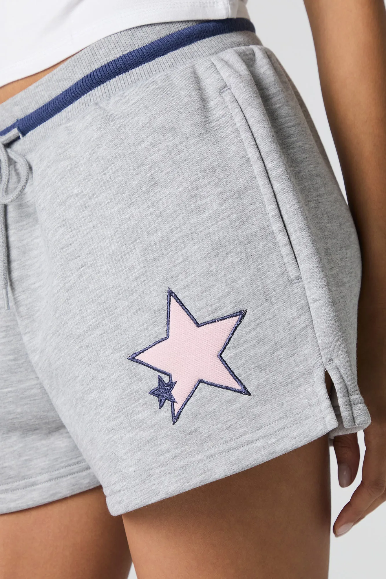 Short en molleton avec motif brodé à taille coulissante