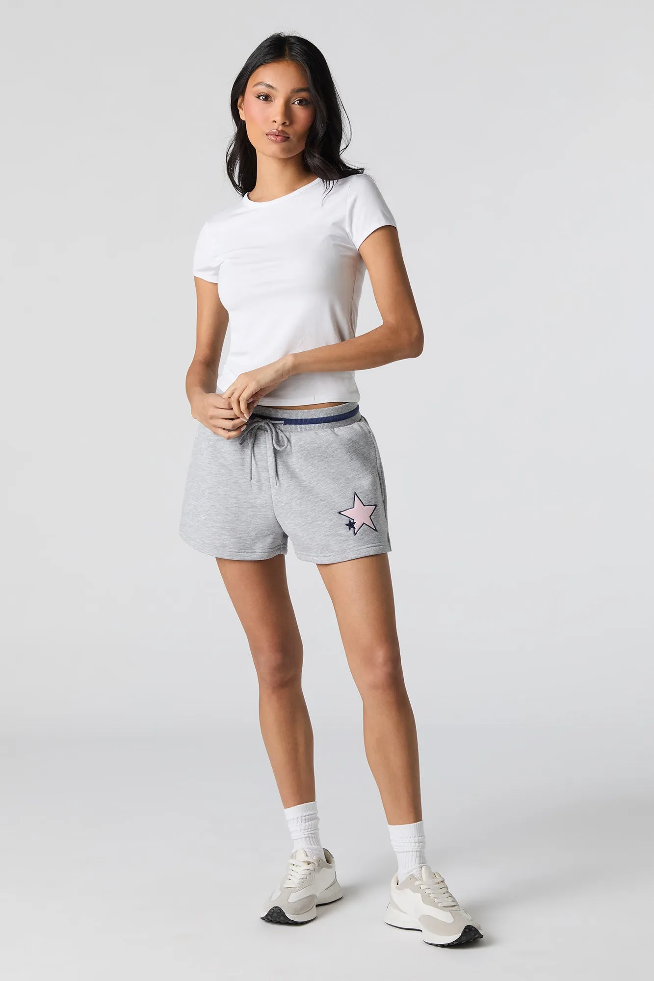 Short en molleton avec motif brodé à taille coulissante
