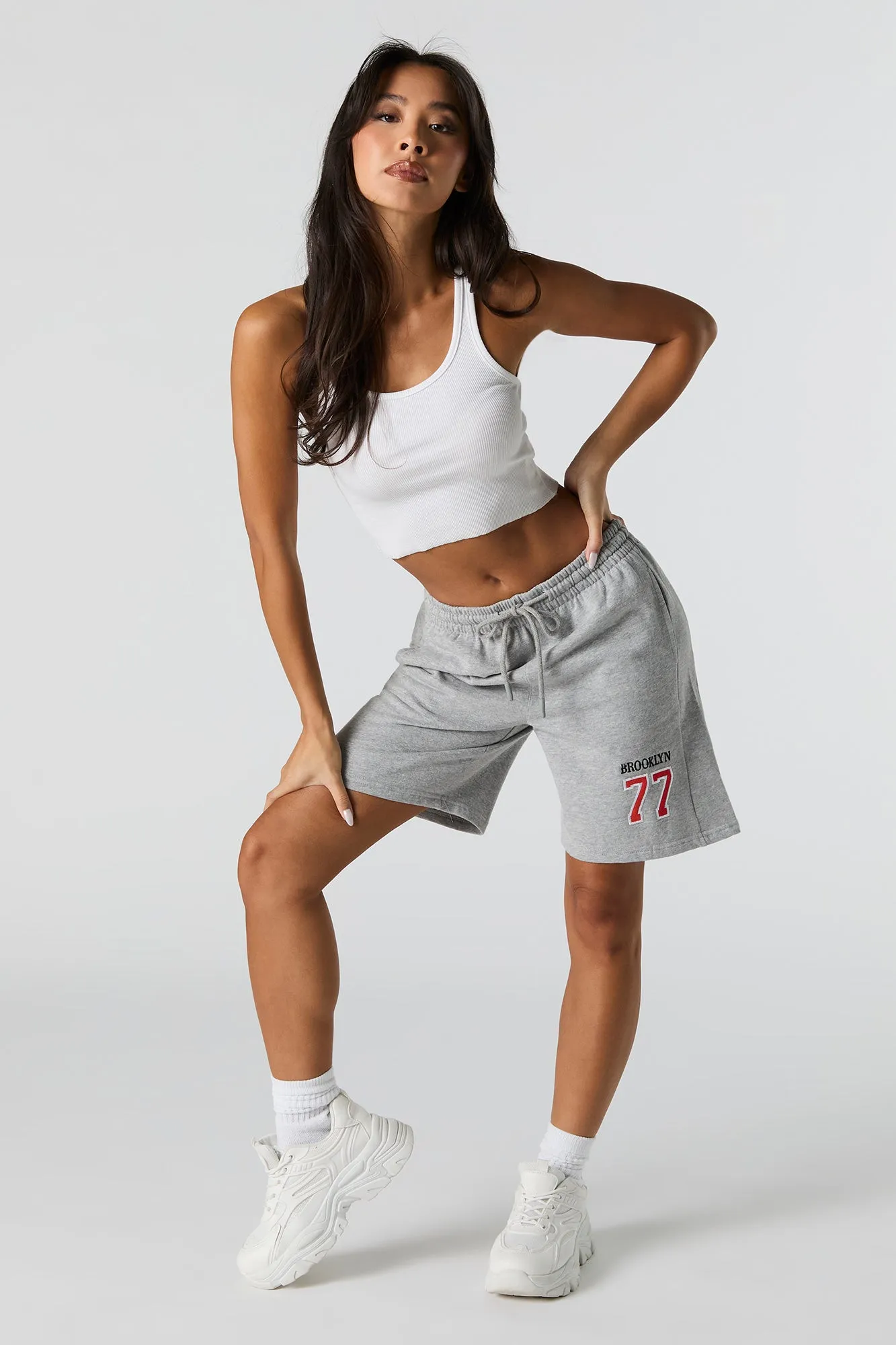 Short en molleton avec motif brodé