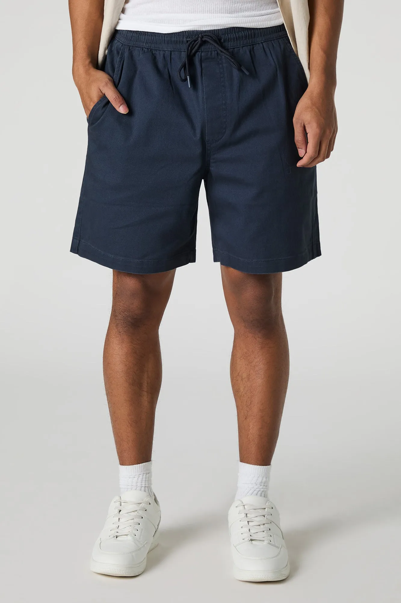 Short mi-long uni à taille coulissante
