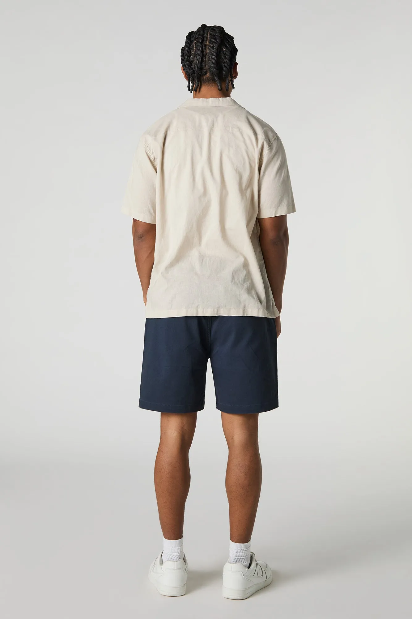 Short mi-long uni à taille coulissante