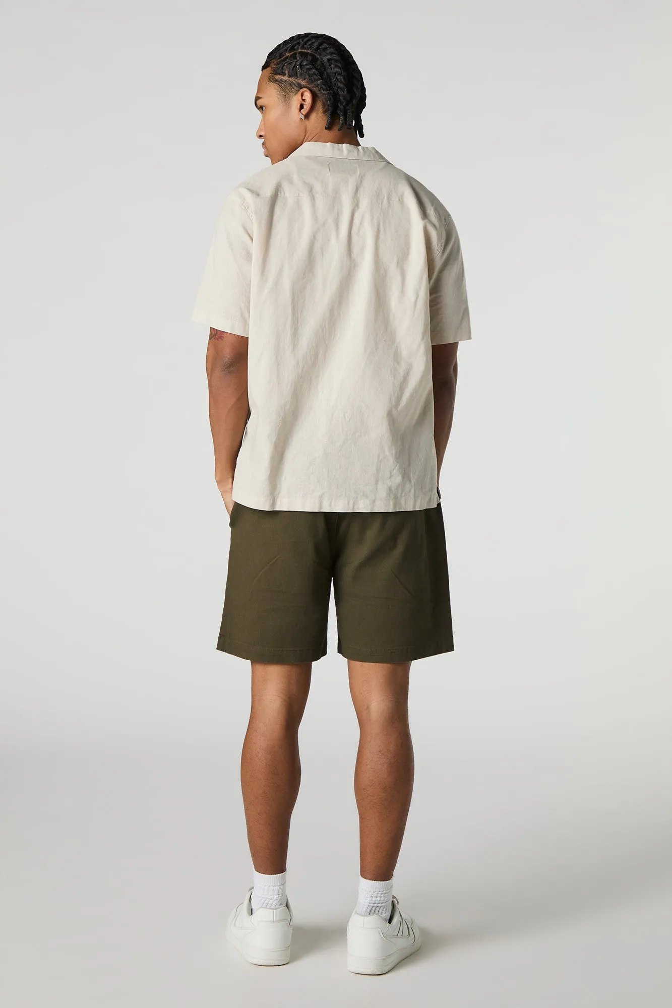 Short mi-long uni à taille coulissante