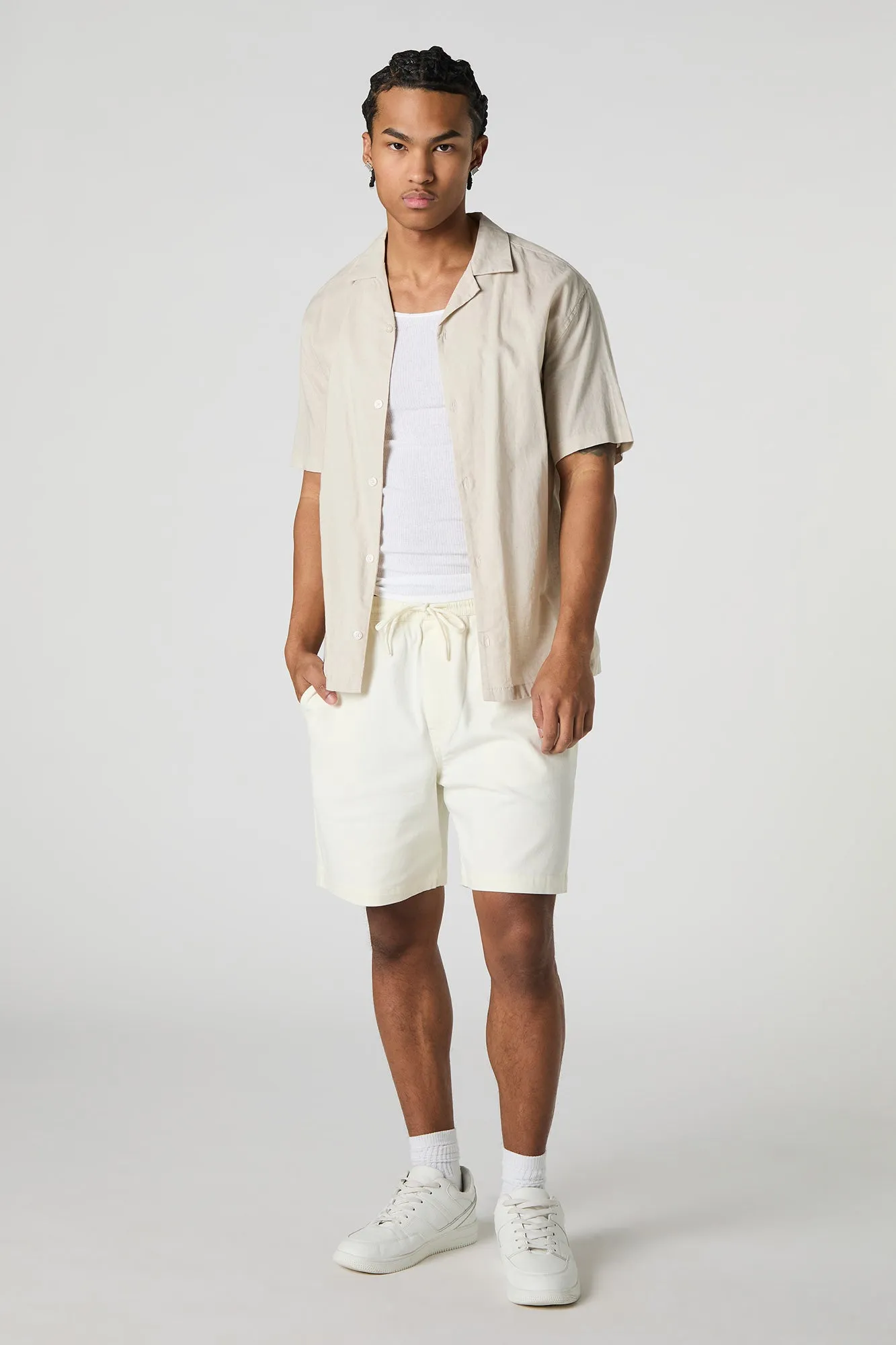 Short mi-long uni à taille coulissante